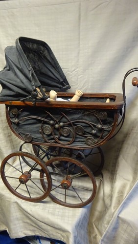 Stoffpuppe mit puppenwagen - stoffpuppe,