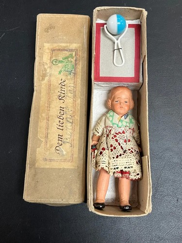 Alte kleine puppe karton - puppe, im