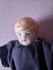 Kleiner Puppenstubenjunge