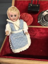 Antiker Trousseau mit Puppe