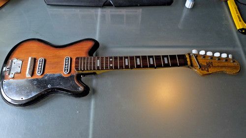 Gitarre aus blech tne - gitarre,